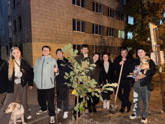 Студенты ВГИИК посадили дерево в память о своих мастерах